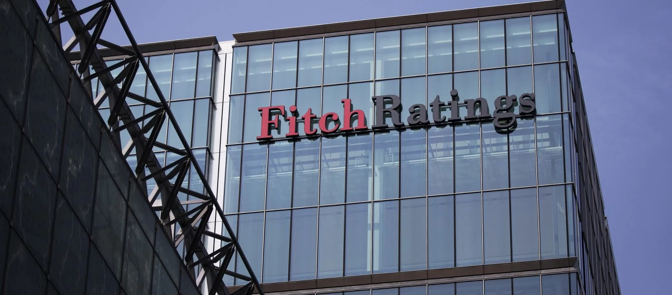 Συρρίκνωση συνολικά άνω του 3% της ελληνικής οικονομίας μέχρι το 2022 βλέπει η Fitch